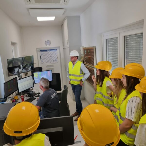 8F56C712-66E6-42E8-8618-27A019EF0174